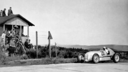 Internationales Eifelrennen auf dem Nürburgring am 3. Juni 1934. Manfred von Brauchitsch (Startnummer 20) gewinnt die Premiere des Mercedes-Benz 750-Kilogramm-Formelrennwagens W 25. Das Rennen ist zugleich die Geburtsstunde der Mercedes-Benz Silberpfeile. (Fotosignatur der Mercedes-Benz Classic Archive: R1534)