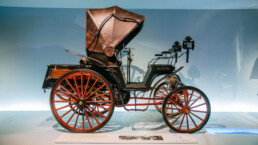Mercedes-Benz Museum, Raum Mythos 1: Pioniere – Die Erfindung des Automobils. Benz Victoria von 1893. Gesamtansicht von rechts. (Fotosignatur der Mercedes-Benz Classic Archive: D830117)