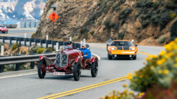 Mercedes 2-Liter-Targa-Florio-Rennwagen, 1924, und Mercedes-Benz C 111-II, 1970. Beide Fahrzeuge hat Mercedes-Benz Classic 1924 fahrfähig präsentiert. Foto von der Pebble Beach Tour d’Elegance am 15. August 2024. (Fotosignatur der Mercedes-Benz Classic Archive: D842353)