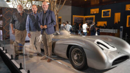 Highlight der Pebble Beach Automotive Week 2024: Der Mercedes-Benz Silberpfeil W 196 R, der voraussichtlich gegen Ende des Jahres für eine Auktion im Mercedes-Benz Museum vorgesehen ist, zusammen mit Rob Myers, Chairman und CEO der RM Group of Companies, Joe Hale, Direktor des Indianapolis Motor Speedway Museums und Marcus Breitschwerdt, CEO Mercedes-Benz Heritage GmbH (von links nach rechts).