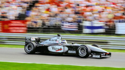 Der spätere Sieger Mika Häkkinen im McLaren-Mercedes MP4-14 im Großen Preis von Ungarn am 15. August 1999. Häkkinen wird 1999 zum zweiten Mal in Folge Formel-1-Weltmeister mit McLaren-Mercedes. (Fotosignatur der Mercedes-Benz Classic Archive: 2001DIG147)