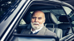 Bruno Sacco, Mercedes-Benz Chefdesigner von 1975 bis 1999, in seinem persönlichen Mercedes-Benz 560 SEC (C 126). Foto aus dem Jahr 2019.