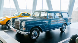 Mercedes-Benz Museum Raum Collection 5: Galerie der Alltagshelden. Mercedes-Benz 200 D Universal. Gesamtansicht von links vorn. (Fotosignatur der Mercedes-Benz Classic Archive: D830864)