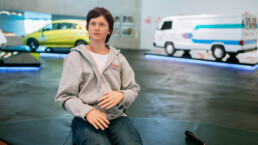 Mercedes-Benz Museum, Raum Mythos 6: Aufbruch – Der Weg zur emissionsfreien Mobilität. Der humanoide Roboter Andrea der Hochschule der Medien Stuttgart (HdM) ist vom 26. Oktober bis 3. November 2024 im Museum zu Gast. Porträtaufnahme von vorn. (Fotosignatur der Mercedes-Benz Classic Archive: D841537)