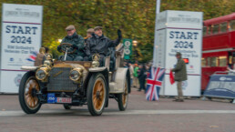 Mercedes-Simplex 28/32 PS von 1904 aus der Sammlung von Mercedes-Benz Classic. Foto vom Start des RM Sotheby’s London to Brighton Veteran Car Run am 3. November 2024. Am Steuer Marcus Breitschwerdt, CEO der Mercedes-Benz Heritage GmbH.