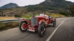 Mercedes 2-Liter-Targa-Florio-Rennwagen von 1924. Eingesetzt bei der Targa Florio Classica im Oktober 2024. Fahraufnahme von links vorn mit Mercedes-Benz Classic Markenbotschafter Karl Wendlinger am Steuer. (Fotosignatur der Mercedes-Benz Classic Archive: D845090)