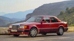 Mercedes-Benz 500 E der Baureihe 124. Genreaufnahme von links vorn.