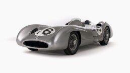 Mercedes-Benz W 196 R Grand-Prix-Rennwagen mit der Fahrgestellnummer 9. Studioaufnahme von links vorn.
