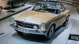 Mercedes-Benz Museum, Raum Mythos 5: Vordenker – Sicherheit und Umwelt, 1960 bis 1982. Mercedes-Benz 230 SL (W 113). Gesamtansicht von links vorn.