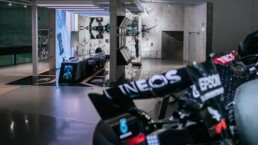 Motorsport-Action zum Erleben: Mercedes-Benz Museum, Mitmachstation „Boxenstopp“ im Mythosraum 7: Silberpfeile – Rennen und Rekorde. Gesamtansicht. Beim Räderwechsel werden auf Zeit echte Formel-1-Räder spielerisch ausgetauscht.