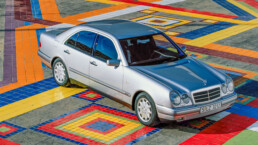 Die Mercedes-Benz E-Klasse der Baureihe 210 hat im Juni 1995 Premiere. 2025 können die ersten Fahrzeuge das H-Kennzeichen erhalten. Genreaufnahme einer Limousine mit dem typischen Vier-Augen-Gesicht von rechts vorn. (Fotosignatur der Archive von Mercedes-Benz Classic: A94F2236)