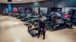 Formel 1®-Champion Lewis Hamilton mit seinen Siegerfahrzeugen im Großen Saal des Mercedes-Benz Museums. Foto: Stephen Reuss, Dezember 2024.