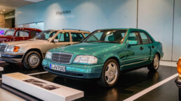 Mercedes-Benz Museum, Raum Collection 5: Galerie der Alltagshelden. Mercedes-Benz C 280 (W 202) in designo grün metallic. Gesamtansicht von links vorn. Foto: Thomas Niedermüller (Fotosignatur der Mercedes-Benz Classic Archive: D846079)