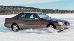 Mercedes-Benz S-Klasse Coupé der Baureihe 140 mit Elektronischem Stabilitätsprogramm ESP®. Foto aus dem Jahr 1995 bei der Präsentation in Arjeplog, Schweden. (Fotosignatur der Mercedes-Benz Classic Archive: A95F52)