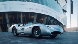Mercedes-Benz W 196 R Grand-Prix-Rennwagen mit der Fahrgestellnummer 9. Auktion von RM Sotheby’s des Fahrzeugs aus dem Indianapolis Motor Speedway Museum am 1. Februar 2025 im Mercedes-Benz Museum. Einbringung des Silberpfeils in das Museum. Foto: Maximilian Balazs. (Fotosignatur der Mercedes-Benz Classic Archive: D849907)