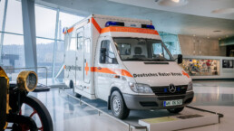 Mercedes-Benz Museum, Raum Collection 3: Galerie der Helfer. Mercedes-Benz Sprinter 313 CDI Rettungswagen. Gesamtansicht von rechts vorn. Foto: Thomas Niedermüller (Fotosignatur der Mercedes-Benz Classic Archive: D851271)