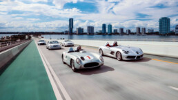 ModaMiami 2025. Foto der „Silver Stars from Stuttgart“ auf dem Rickenbacher Causeway von Miami nach Key Biscayne, angeführt von einem Mercedes-Benz 300 SLR Rennsportwagen von 1955 (W 196 S, links) und einem Mercedes-Benz SLR McLaren „Stirling Moss“ von 2009 (Z 199). (Fotosignatur der Mercedes-Benz Classic Archive: D851915)