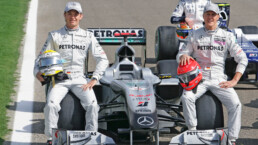 Großer Preis von Bahrain, 2010. Bei diesem Rennen debütiert das neue Werksteam Mercedes GP PETRONAS F1 Team, seit 2012 Mercedes-AMG PETRONAS Formula One Team. Foto vom Training mit Nico Rosberg (links), Michael Schumacher und dem Formel 1-Rennwagen MGP W 01. (Fotosignatur der Archive von Mercedes-Benz Classic: 2008DIG2297)