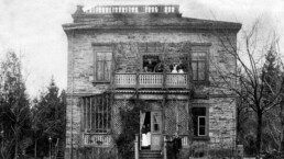 Haus der Familie Daimler in Cannstatt, Taubenheimstraße. Foto um 1895. In der Mitte auf dem Balkon Gottlieb Daimler, daneben vermutlich seine zweite Ehefrau Lina Daimler. (Fotosignatur der Mercedes-Benz Classic Archive: 2008DIG2509)