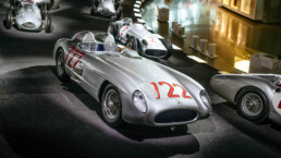 Mercedes-Benz Rennsportwagen 300 SLR (W 196 S) mit der Startnummer 722 im Mercedes-Benz Museum, Raum Mythos 7: Silberpfeile – Rennen und Rekorde. Gesamtaufnahme von rechts vorn in der Rennkurve. Foto: Thomas Niedermüller. (Fotosignatur der Mercedes-Benz Classic Archive: D851136)