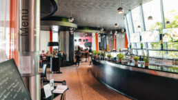 Bertha’s Restaurant im Mercedes-Benz Museum auf Ebene 0. Seit Januar 2025 betreibt Wilhelmer Gastronomie die Museumsgastronomie mit Bertha’s Restaurant, Bistro und Deli. Foto: C13 AGENCY. (Fotosignatur der Archive von Mercedes-Benz Classic: D610951)