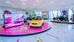Sonderausstellung „Youngtimer“ im Mercedes-Benz Museum vom 11. April bis 2. November 2025 im Raum Collection 5. Foto der Themeninsel „Easy Life“ mit einem Mercedes-Benz SLK 230 KOMPRESSOR (Baureihe 170) von 1997. Foto: Thomas Niedermüller.