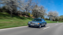 Mercedes-Benz 450 SEL 6.9 der Baureihe 116. Fahraufnahme von links vorn aus dem Jahr 2022. (Fotosignatur der Mercedes-Benz Classic Archive: D780527)