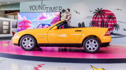 Mercedes-Benz Museum, Raum Collection 5: Sonderausstellung „Youngtimer“. Mercedes-Benz SLK 230 Kompressor (Baureihe R 170) in der Kommunikationsfarbe yellowstone (Mercedes-Benz Farbcode 685). Gesamtansicht von links. Foto: Thomas Niedermüller. (Fotosignatur der Mercedes-Benz Classic Archive: D854691)