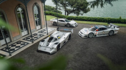 Mercedes-Benz C 11 Rennsportwagen von 1990, CLK GTR Rennsportwagen von 1997 und CLK GTR Coupé Supersportwagen von 1998 (von vorn nach hinten). Foto von FuoriConcorso am Comer See, 24./25. Mai 2025 im Garten der Villa del Grumello. (Fotosignatur der Mercedes-Benz Classic Archive: D857749)