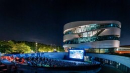 Mercedes-Benz Museum, Open Air Kino. Foto aus dem Jahr 2022, European Outdoor Film Tour. Foto: Thomas Niedermüller. (Fotosignatur der Mercedes-Benz Classic Archive: D794704)