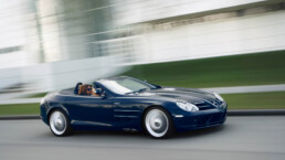Mercedes-Benz SLR McLaren Roadster (Baureihe 199). Fahraufnahme von rechts aus dem Jahr 2007. (Fotosignatur der Mercedes-Benz Classic Archive: 00217214)