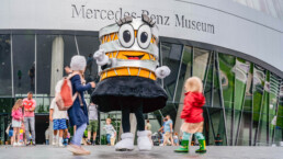 Mercedes-Benz Museum, Familientag am 30. Juni 2024. Museumsmaskottchen Carlotta mit Kindern. Foto: Thomas Niedermüller. (Fotosignatur der Mercedes-Benz Classic Archive: D838862)