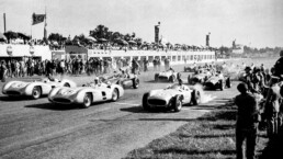 Großer Preis von Italien in Monza, 11. September 1955. Foto vom Start. Vordere Reihe, von links nach rechts: die Mercedes-Benz W 196 R Formel 1-Rennwagen von Juan Manuel Fangio (Stromlinienkarosserie, Startnummer 18, der spätere Sieger des Rennens), Stirling Moss (Stromlinienkarosserie, Startnummer 16) und Karl Kling (Rennwagen mit frei stehenden Rädern, Startnummer 20). Im Hintergrund: W 196 R mit frei stehenden Rädern von Piero Taruffi (Startnummer 14, später Platz 2). (Fotosignatur der Archive von Mercedes-Benz Classic: R7963)