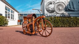 Rekonstruktion des Daimler Reitwagens von 1885 im Mercedes-Benz Museum Stuttgart, gilt als erstes Motorrad mit Benzinmotor