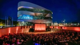 Mercedes-Benz Museum, Open Air Kino. Aufnahme aus dem Jahr 2024. Foto: Thomas Niedermüller. (Fotosignatur der Mercedes-Benz Classic Archive: D843235)
