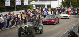 Mercedes-Benz Classic bei Pebble Beach 2025. Der Benz Prinz-Heinrich-Wagen von 1910, gefahren von Marcus Breitschwerdt, führt die Pebble Beach Tour d’Elegance am 14. August 2025 an, gefolgt von einem Mercedes-Maybach SL 680 Monogram Series. (Fotosignatur der Archive von Mercedes-Benz Classic: D863527)