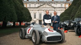 Mercedes-Benz Classic mit W 196 R Formel-1-Rennwagen beim Concours of Elegance 2025 in Hampton Court Palace mit Marcus Breitschwerdt und Simon Cundey.