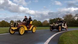 Der Benz Spider von 1901 und der Mercedes-Simplex 28/32 PS von 1904 während einer Fahrt auf dem Rundkurs der Mercedes-Benz World in Brooklands, aufgenommen vor dem RM Sotheby's London to Brighton Veteran Car Run 2025.