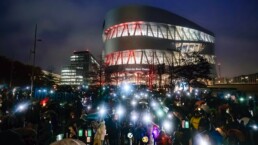 Laternenumzug 2025 vom Mercedes-Benz Museum zum Stadion des VfB Stuttgart mit Familien, Kindern und Maskottchen.