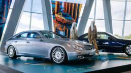 Mercedes-Benz Museum, Raum Collection 5: Sonderausstellung „Youngtimer“. Mercedes-Benz CLS 350 CGI. Gesamtansicht von rechts. Foto: Thomas Niedermüller. (Fotosignatur der Mercedes-Benz Classic Archive: D862634)
