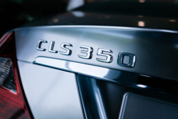 Mercedes-Benz Museum, Raum Collection 5: Sonderausstellung „Youngtimer“. Mercedes-Benz CLS 350 CGI. Schriftzug auf dem Heckdeckel. Foto: Thomas Niedermüller. (Fotosignatur der Mercedes-Benz Classic Archive: D862639)