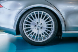 Mercedes-Benz Museum, Raum Collection 5: Sonderausstellung „Youngtimer“. Mercedes-Benz CLS 350 CGI. Leichtmetallrad, 19 Zoll. Foto: Thomas Niedermüller. (Fotosignatur der Mercedes-Benz Classic Archive: D862643)