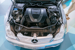 Mercedes-Benz Museum, Raum Collection 5: Sonderausstellung „Youngtimer“. Mercedes-Benz CLS 350 CGI. Motorraum mit V6-Motor. Foto: Thomas Niedermüller. (Fotosignatur der Mercedes-Benz Classic Archive: D862636)