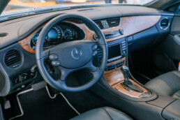 Mercedes-Benz Museum, Raum Collection 5: Sonderausstellung „Youngtimer“. Mercedes-Benz CLS 350 CGI. Interieur, Cockpit. Foto: Thomas Niedermüller. (Fotosignatur der Mercedes-Benz Classic Archive: D862647)