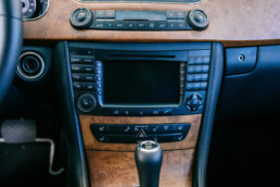 Mercedes-Benz Museum, Raum Collection 5: Sonderausstellung „Youngtimer“. Mercedes-Benz CLS 350 CGI. Interieur, Mittelkonsole mit COMAND-System. Foto: Thomas Niedermüller. (Fotosignatur der Mercedes-Benz Classic Archive: D862648)