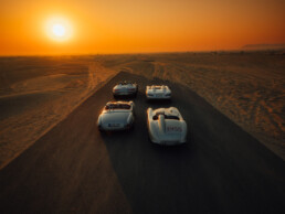 Auf der „Half Desert Road“ in der Nähe von Dubai: Mercedes-Benz 300 SLR (W 196 S, vorne rechts), Mercedes-Benz 190 SL Rennversion (vorne links), Mercedes-Benz SLR McLaren Stirling Moss (hinten rechts) und Mercedes-AMG PureSpeed (Kraftstoffverbrauch kombiniert: 13,7 l/100 km | CO₂-Emissionen kombiniert: 312 g/km | CO₂-Klasse: G, hinten links).
