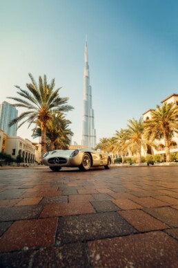 Hochleistungsauto trifft auf High-End-Architektur: Mercedes-Benz 300 SLR vor dem Burj Khalifa in Dubai, dem höchsten Gebäude der Welt, während der 1000 Miglia Experience UAE 2025.