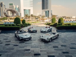 Beeindruckende Kulisse: Mercedes-Benz 300 SLR (vorne rechts), Mercedes-AMG PureSpeed (Kraftstoffverbrauch kombiniert: 13,7 l/100 km | CO₂-Emissionen kombiniert: 312 g/km | CO₂-Klasse: G, vorne links), Mercedes-Benz SLR McLaren Stirling Moss (hinten rechts) und Mercedes-Benz 190 SL Rennversion (hinten links) in der Nähe des Dubai International Financial Centre.