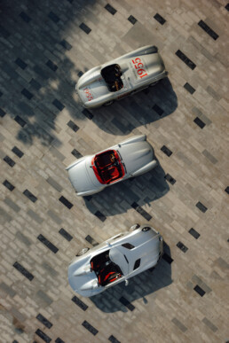 Beeindruckende Kulisse: Mercedes-Benz 300 SLR, Mercedes-Benz 190 SL Rennversion und Mercedes-Benz SLR McLaren Stirling Moss (von oben nach unten) in der Nähe des Dubai International Financial Centre.