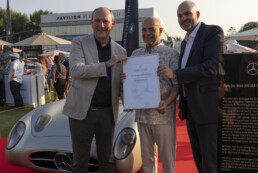Wichtige Erweiterung des Netzwerks: Der autorisierte Mercedes-Benz Händler Gargash Enterprise LLC in Dubai ist der erste Mercedes-Benz Classic Partner in den Vereinigten Arabischen Emiraten. Von links nach rechts: Marcus Breitschwerdt (EVP Mercedes-Benz AG, CEO Mercedes-Benz Heritage), Shehab Gargash (Geschäftsführer und Group CEO von Gargash Enterprise LLC) und Michael Stroband (Präsident und CEO Mercedes-Benz Cars Middle East und Global Head of Mercedes-Benz General Distributors).